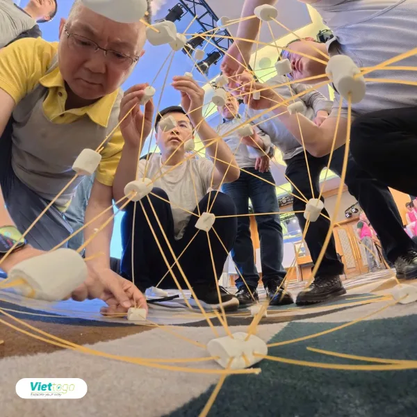Thử thách Marshmallow Challenge — đội nhóm doanh nghiệp xây tháp bằng mì ống và kẹo dẻo