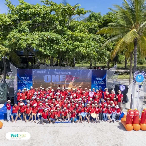 Team building INSEE trên bãi biển Nha Trang — hơn 100 nhân viên chụp ảnh tập thể