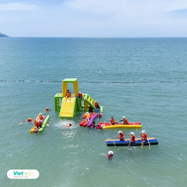 Trò chơi dưới nước với phao trượt bơm hơi ngoài biển trong chương trình team building
