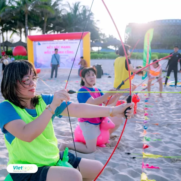 Bắn cung trên bãi biển — hoạt động team building kết hợp thể thao và giải trí